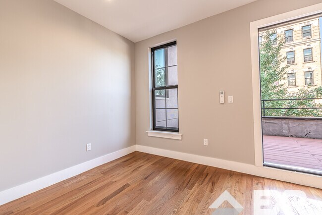 Foto del edificio - 155 Tompkins Ave