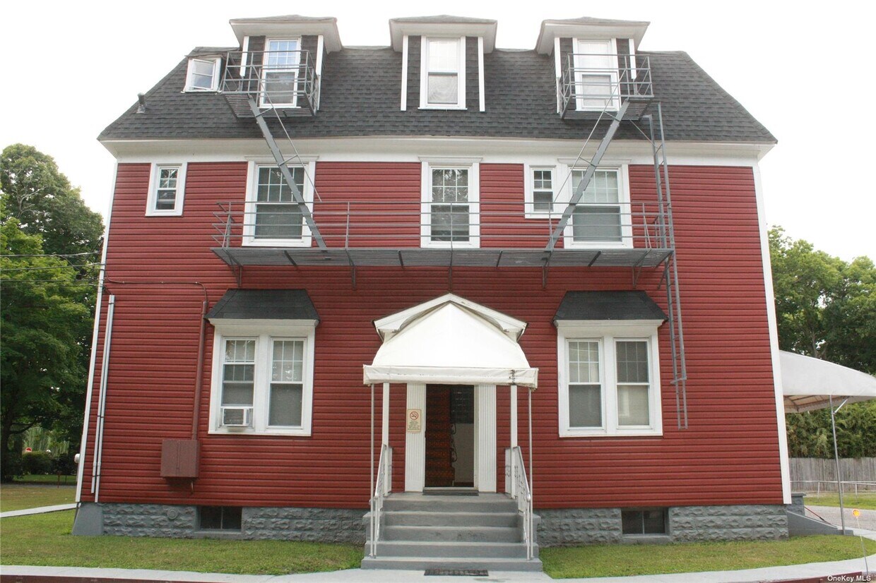 Primary Photo - 221 Lake Ave