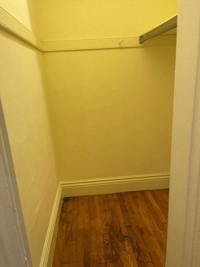 Foto del edificio - RENOVATED  HUGE STUDIO , 2 CLOSETS, EASY C...