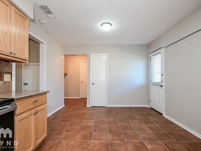 Building Photo - 605 Pyramid Dr