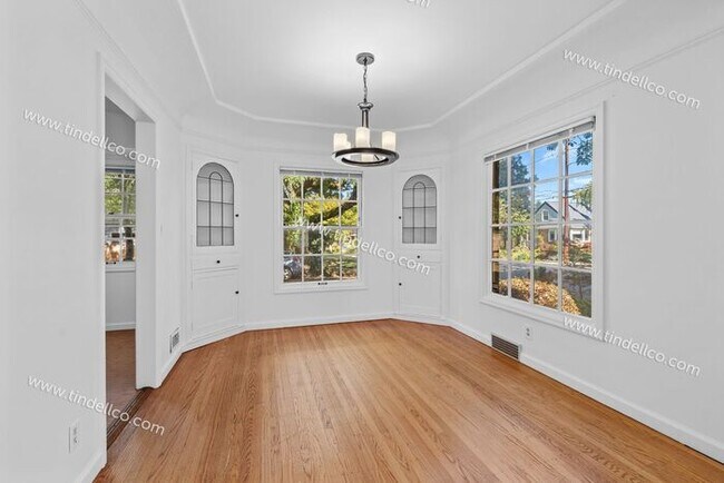 Foto del edificio - Three Bedroom Cape Cod with Yard in Highly...