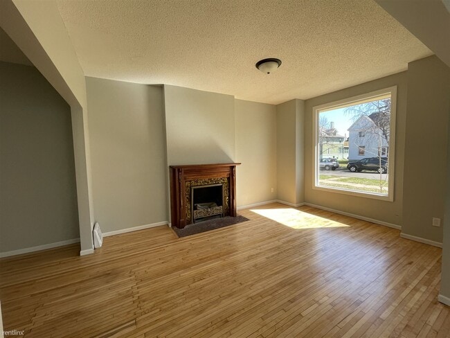 Building Photo - 6 br, 2 bath House - 1715 Hughitt Ave