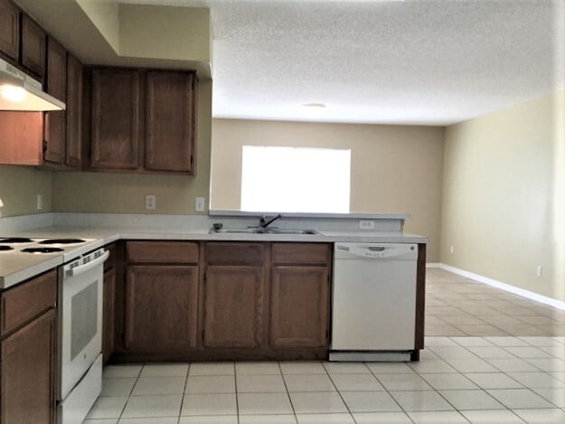 Foto del edificio - 1054 Royal Oaks Dr