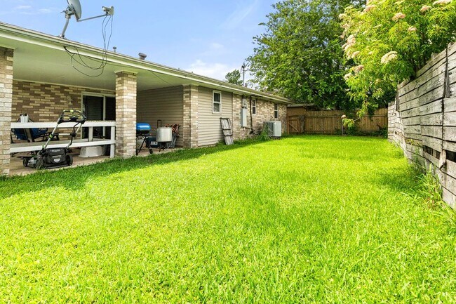 Building Photo - 2204 Gallant Dr