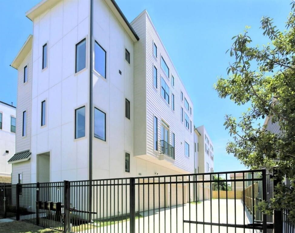 Foto principal - 820 W 22nd St