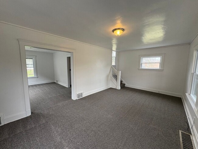 Foto del edificio - Three bedroom one bathroom 2 story home for rent