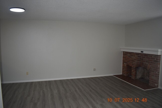 Building Photo - Freshly Updated 3 Bed Townhome