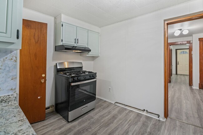 Building Photo - Gorgeous 3 bedroom home in Clairton availa...