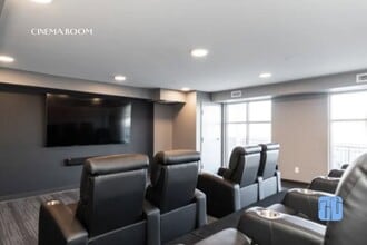 Building Photo - 230 Aurora Cres