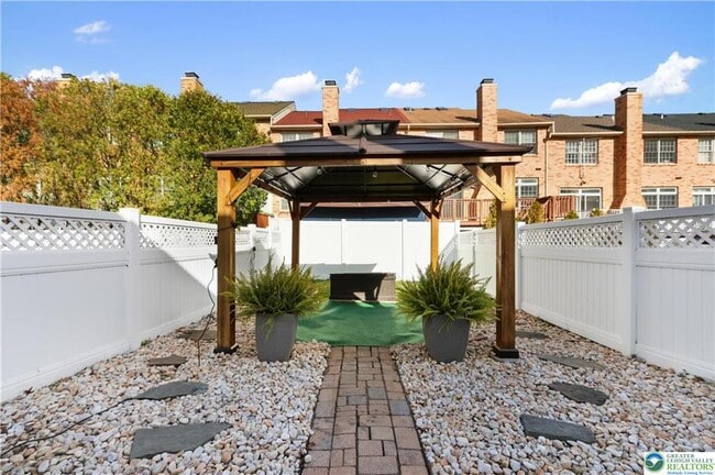 Foto del edificio - 1885 Redwood Dr