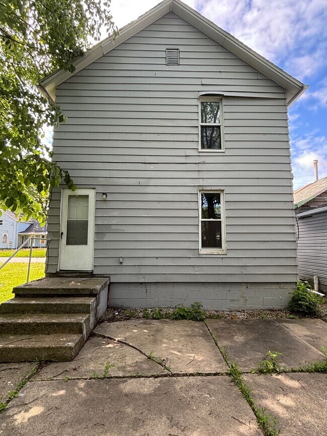 Building Photo - section 8 welcome, 4 bedroom, 1 bathroom s...