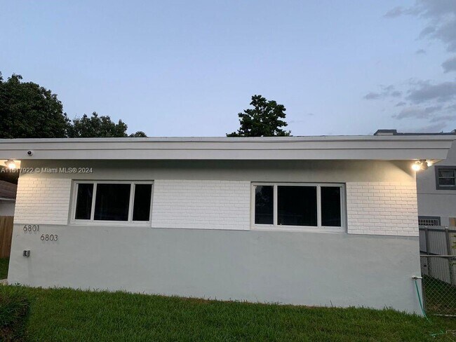 Foto del edificio - 6801 NW 2nd Ct
