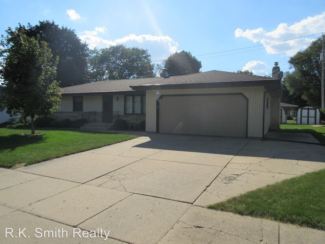 Primary Photo - 3 br, 1.5 bath House - 42 S. Sumac Dr.