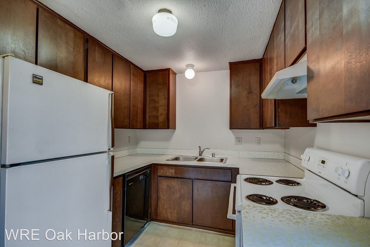 Primary Photo - 1130 SW Harrier Cir