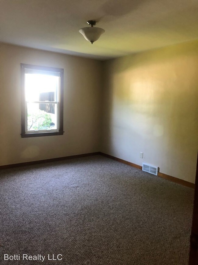 Building Photo - 2 br, 1 bath House - 735 Bohm Ct