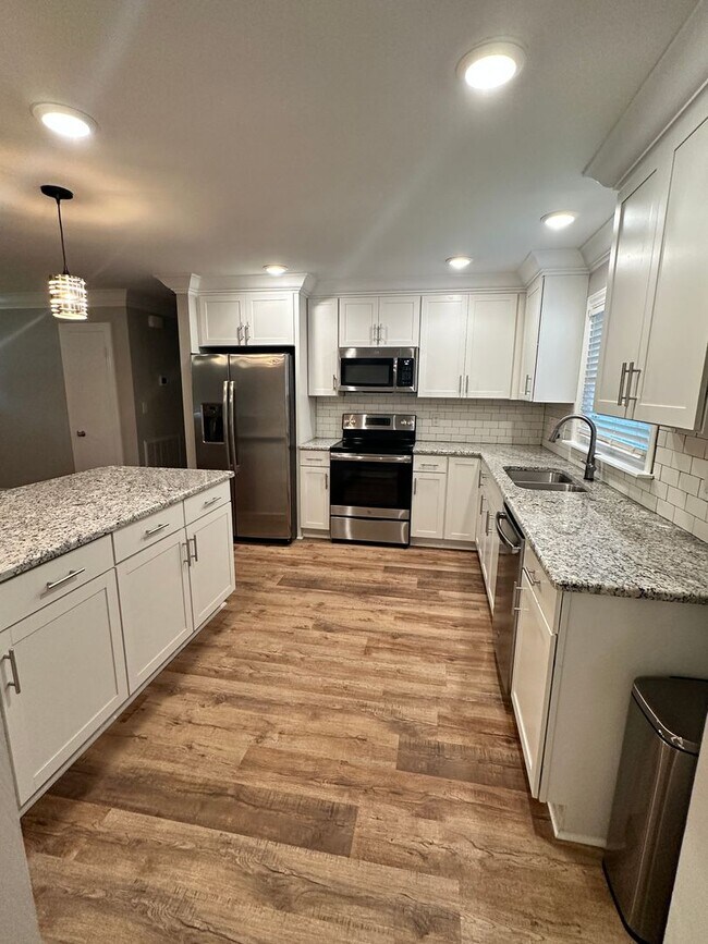 Building Photo - Desirable 3 Bedroom Home UNCW/Cape Fear St...