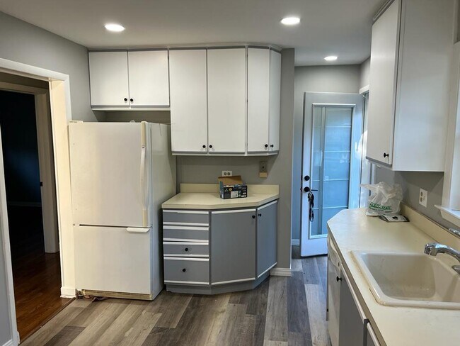 Building Photo - 9241 Mango Ave