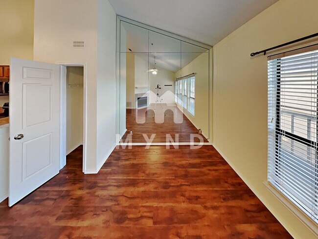 Foto del edificio - 4800 W Lovers Ln Apt 518