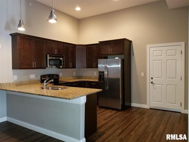 Building Photo - 1534 River Dr