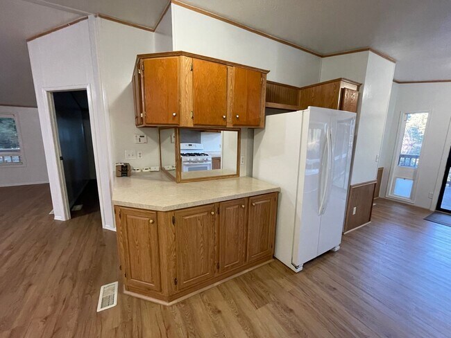 Foto del edificio - Lakebay 3 Bedroom Available Now, Fenced Yard & More!