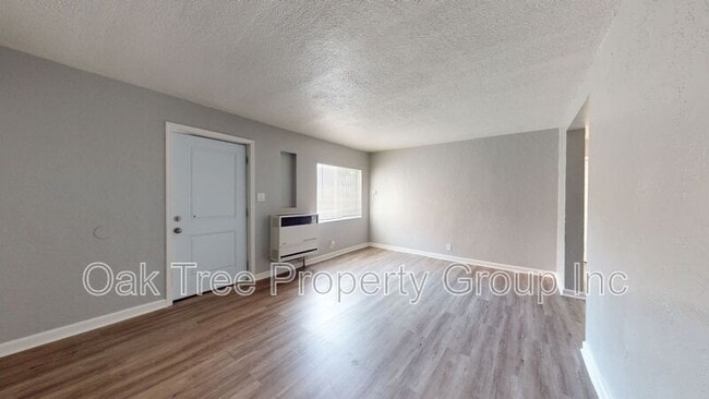 Foto del edificio - 6621 Bancroft Ave