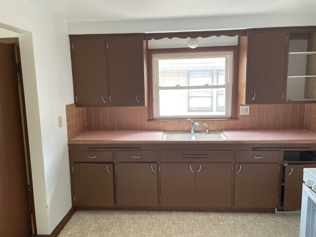 Foto del edificio - Newly Renovated 3-Bedroom Upper Flat Near ...