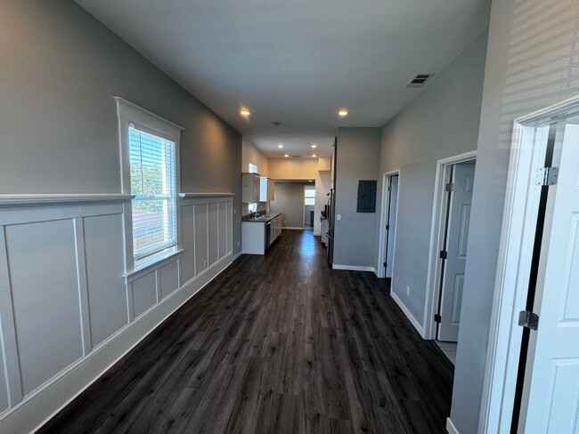 Building Photo - Three Bedroom Unit Available !