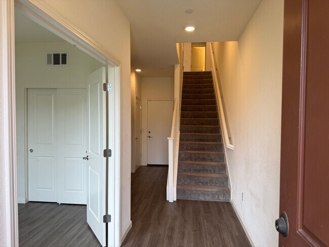 Building Photo - San Jose Comfort, Convenience and Location