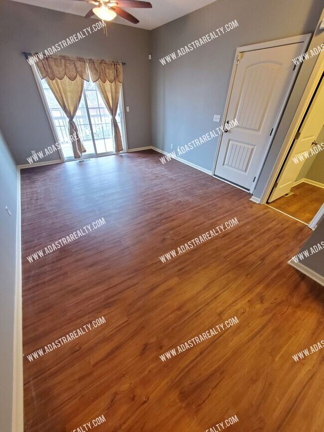 Foto del edificio - Beautiful Updated Townhome in Downtown KCK-Coming SOON!!