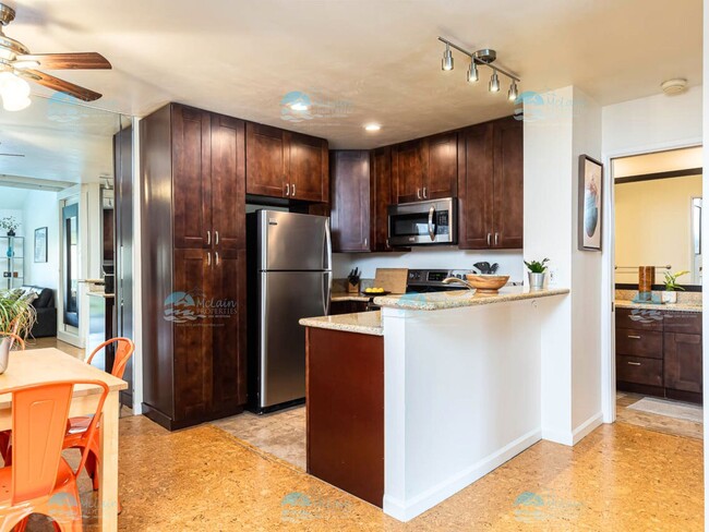 Building Photo - Top Floor Furnished Condo In The Heart Of ...