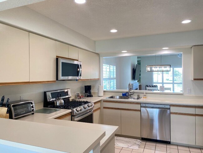 Building Photo - 270 Vista Royale Cir E