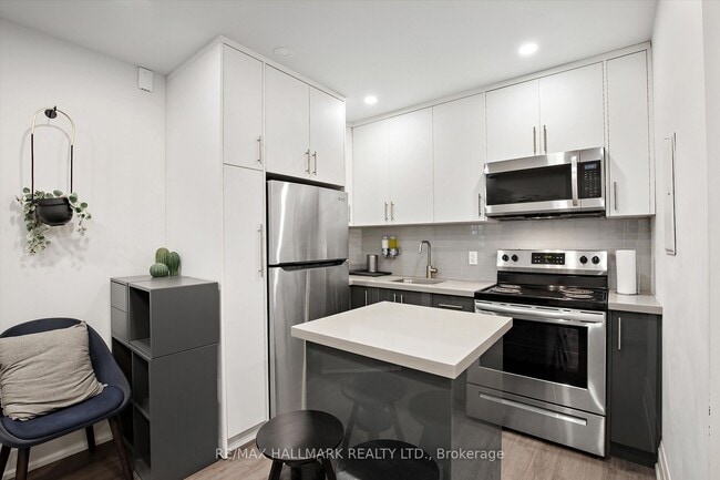 Photo du bâtiment - 595 St Clair Ave W