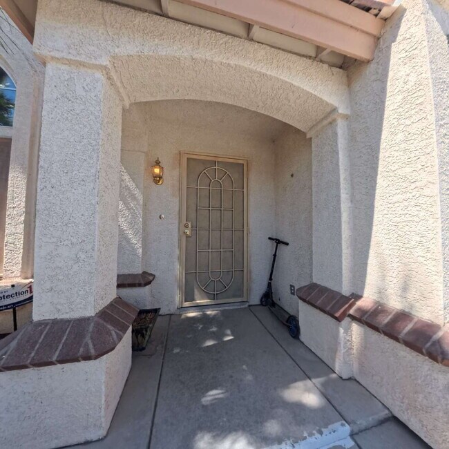 Foto del edificio - Beautiful 2-Story Home with Pool, Waterfall & Spacious Open Floor Plan!