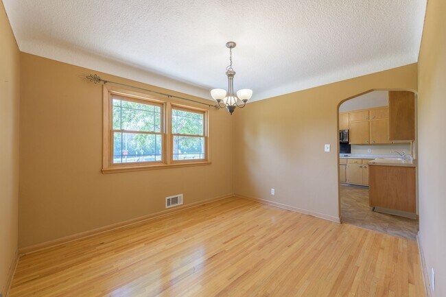 Building Photo - Must see home in mendota heights, huge lot...
