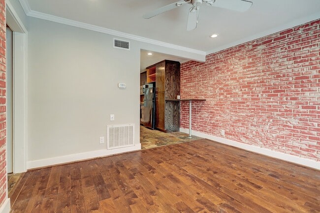 Building Photo - 1501 Hyde Park Blvd