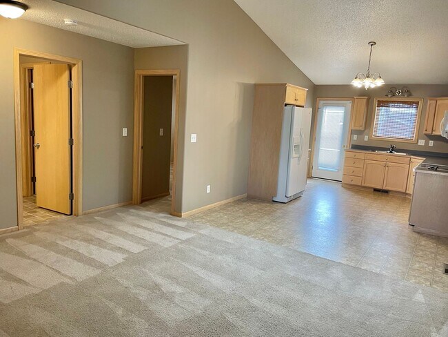 Foto del edificio - Spacious split level townhome located in W...