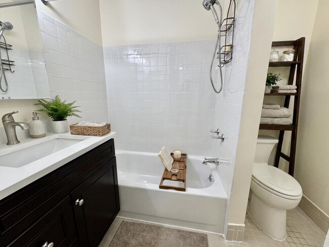 Baño reformado - Krystie Manor (55+ Community)