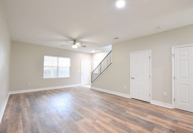 Foto del edificio - Brand New Renovated 3 Bedroom Town home