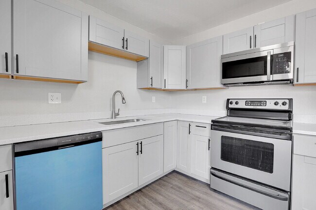 Building Photo - $1,445 2 Bed, 1 Bath Updated Unit in Denver with In Unit Laundry!