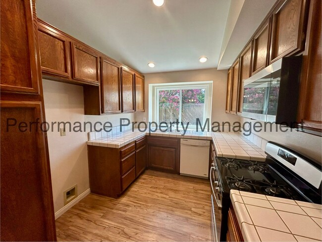 Building Photo - Spacious 4 Bed/3 Bath Home in Campus Park ...