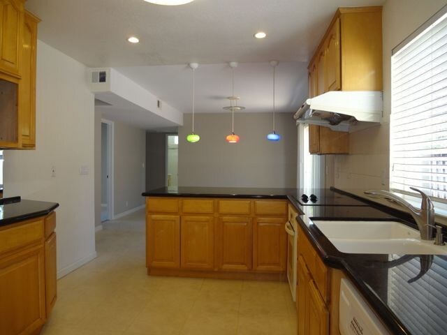 Building Photo - 8147 Park Villa Cir