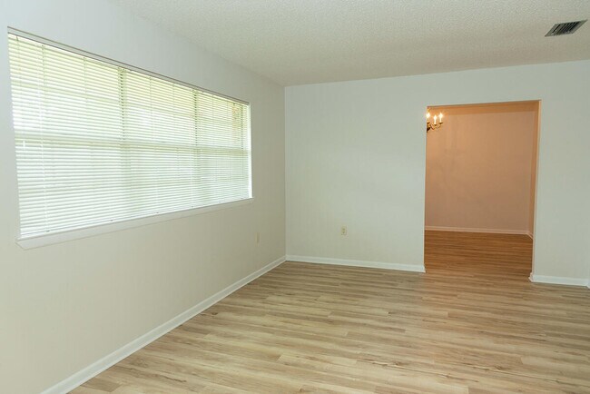 Building Photo - 3 Lakeview Dr