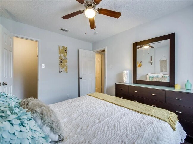 Foto del edificio - 7610 Cameron Rd