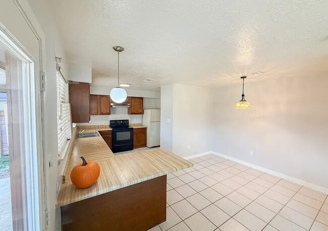 Building Photo - 5850 Fallengate Dr
