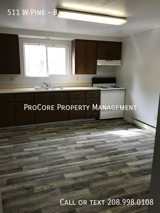 Building Photo - Lower Unit...2 bedroom, 1 bath.