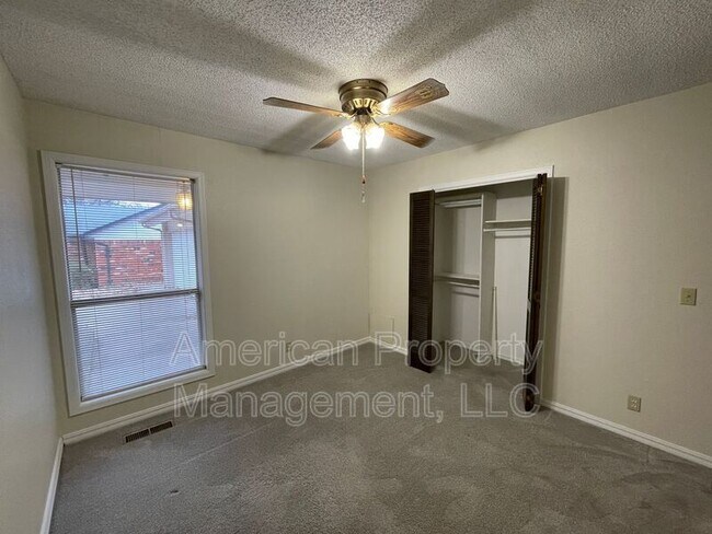 Building Photo - 1301 S Narcissus Ave