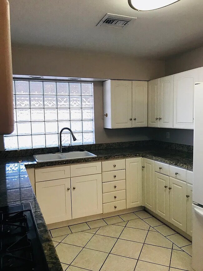 Foto del edificio - Beautiful 3 bedroom-2 bathroom home