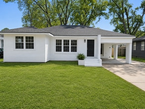 Building Photo - 233 Roma Dr