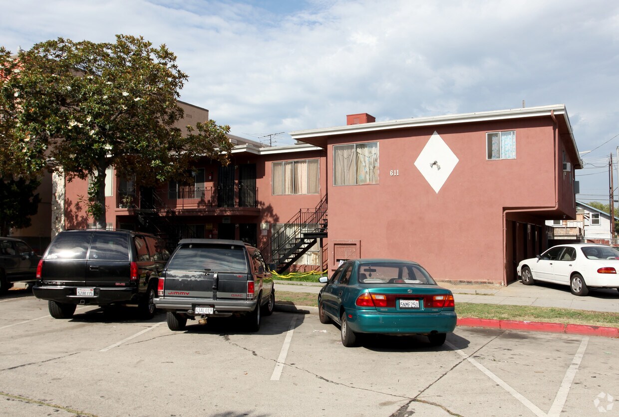 Primary Photo - 611 Linden Ave