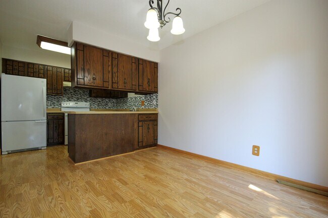 Building Photo - 622 15th Ave N